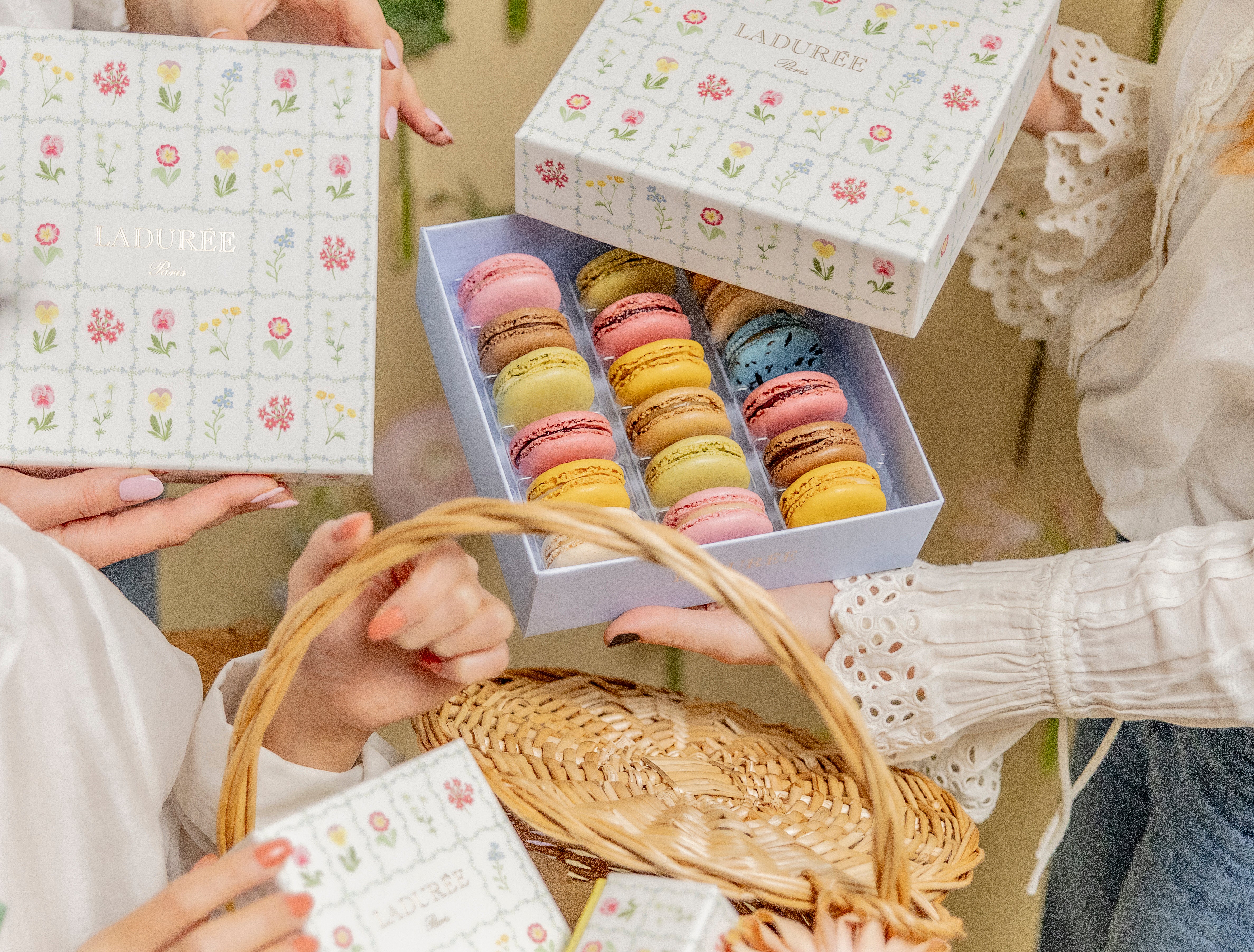 "Sweet Flowers" 18 macarons gift box - Image 4